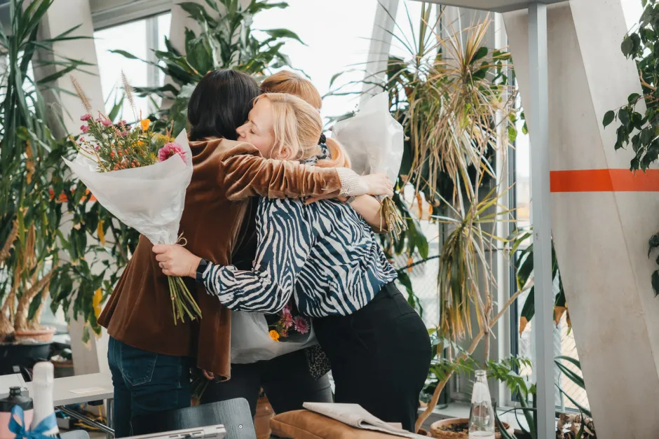 DNR-Mitarbeiterinnen umarmenen sich am Ende der erfolgreichen Mitgliederversammlung.